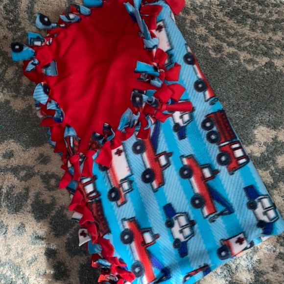 AVERAGE SIZE THROW (2 yards); HOMEMADE NO SEW FLEECE BLANKET - Picture 5 of 9